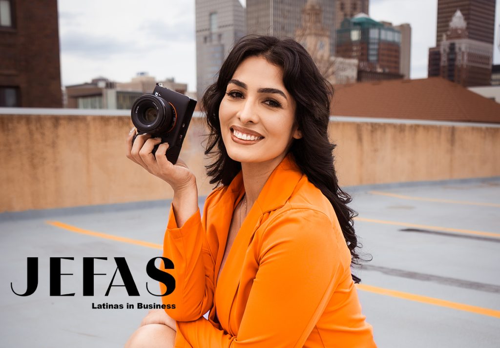 Mujer sonrie con camara para fotografía
